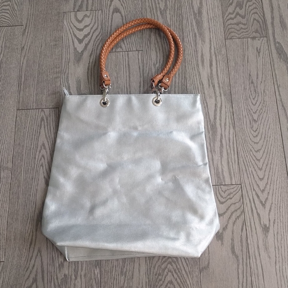 Nice silver tote🍀🍀🍀🍀 - Picture 3 of 6